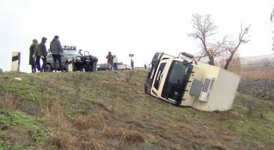 Operațiune de recuperare a unui camion răsturnat, cu implicarea vehiculelor de teren (VIDEO) - Photo
