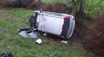 Un vitezoman a ajuns cu mașina într-un copac după ce a ignorat indicatorul 1.31.2 ”Punct negru” - Photo