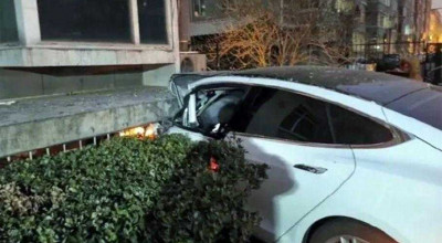Șoferul unei Tesla Model S a sărit din mers din mașina sa, care a devenit incontrolabilă și s-a izbit într-o casă - Photo