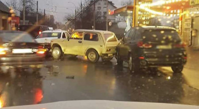 Accident în lanț la Durlești! Patru mașini au avut de suferit după ce un taxi s-a lovit cu o Niva - Photo