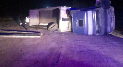 Doi adolescenți băuți au furat un TIR și au pornit spre Briceni. Aventura s-a sfârșit cu camionul răsturnat pe acostament - Photo