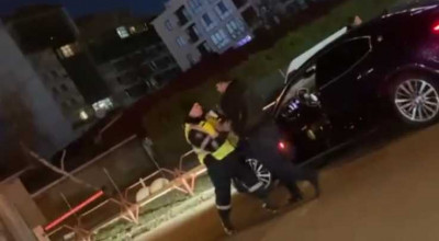 (VIDEO) Bătaie în Chișinău: Șoferul unui Maserati s-a năpustit asupra unui polițist - Photo