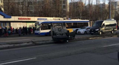 (VIDEO) Accident între două taximetre pe viaduct. Unul s-a inversat - Photo
