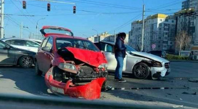 (VIDEO) Accident la intersecția str. Ismail cu bd. Ștefan cel Mare: s-au ciocnit un Chevrolet și un Mercedes - Photo