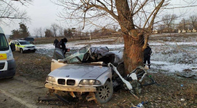 La Sîngerei un BMW s-a izbit violent într-un copac! Șoferița de la volan a decedat iar alți doi pasageri au fost spitalizați - Photo