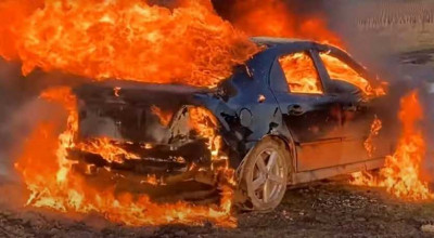 Hype moldovenesc! Un vlogger a incendiat un Saab cu volanul pe dreapta, pentru a deveni popular pe internet - Photo