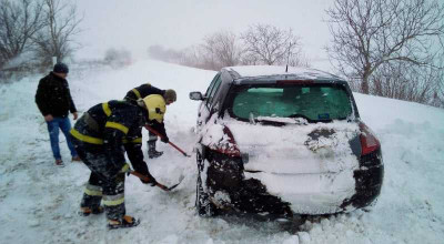 În ultimele 24 de ore, peste 200 de vehicule au fost deblocate de salvatori și pompieri - Photo
