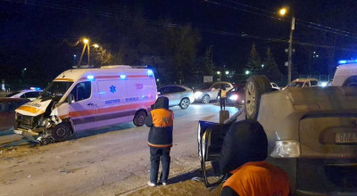 (VIDEO) O ambulanță și un Mitsubishi s-au ciocnit în această seară în Chișinău - Photo