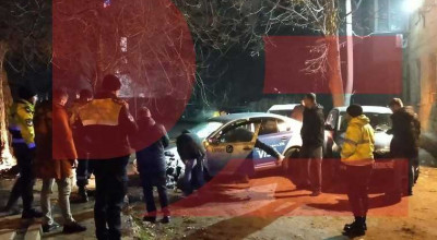 Un taximetrist beat a încercat să fugă de poliție însă a ajuns cu mașina într-un copac din centrul capitalei - Photo