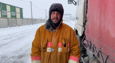 Cu lacrimi în ochi și înghețat de frig, un șofer de TIR moldovean, a rămas blocat în Belarus (VIDEO) - Photo