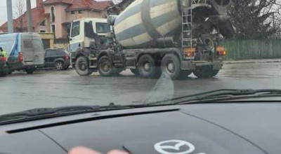 Amendat de polițiști, șoferul unui camion s-a apucat de măturat carosabilul! - Photo
