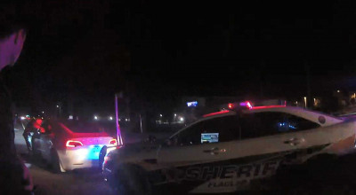 Se întâmplă din nou! Două adolescente fără permis, într-o Tesla închiriată, au accidentat mașina poliției - Photo