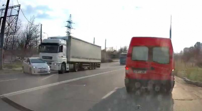 Instructor auto incompetent? Vezi momentul în care un TIR spulberă o mașină a școlii auto - Photo