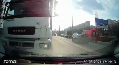 Instructorul a publicat imaginile video! Camionul care a izbit mașina școlii auto recunoscut vinovat de accident - Photo
