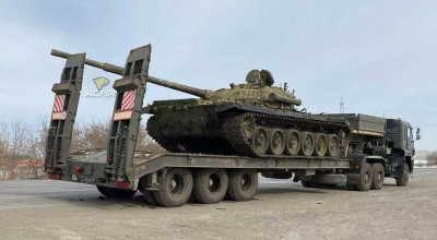 Doar în Rusia poți vedea una ca asta! Accident dintre un tanc și un camion de mare tonaj înregistrat în Novosibirsk - Photo