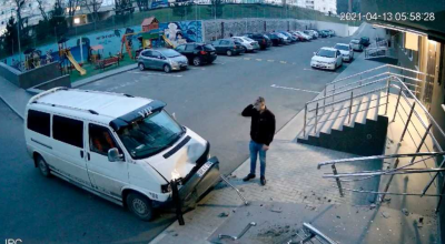 Ghinion de dimineață pentru șoferul unui Transporter T4 care a uitat să tragă frâna de mână! - Photo