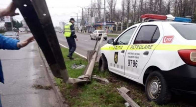 Accident matinal cu participarea unei mașini de poliție care a intrat în parapetul de pe viaduct - Photo