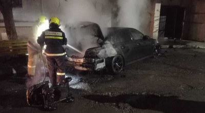 Șoferul unui BMW s-a trezit cu mașina cuprinsă de flăcări pe o stradă din Comrat - Photo
