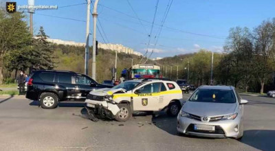 (VIDEO) Accident între o Toyota și un Duster de poliție în Chișinău. Vezi momentul impactului - Photo