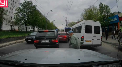 Accident bizar la Ciocana! Șoferița unei Kia a efectuat câteva manevre haotice lovind mai multe mașini - Photo