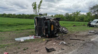 Opt persoane au fost spitalizate după ce un microbuz a fost lovit frontal de un Volkswagen - Photo