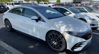 Noua limuzină electrică Mercedes EQS, a fost surprinsă în parcarea fabricii Tesla din Fremont! Vezi cum arată pe viu - Photo