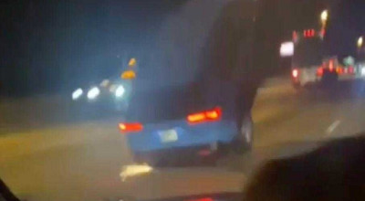 (VIDEO) Vezi momentul în care o Toyota se lovește de roata desprinsă a unui camion și zboară în aer! - Photo