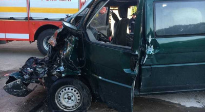 Accident grav în capitală! Șoferul unui microbuz s-a izbit violent într-o cisternă la o stație PECO - Photo