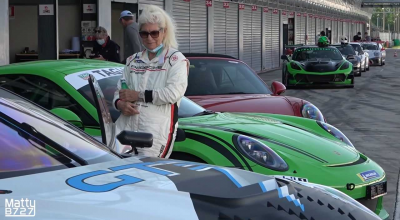 (VIDEO) Cea mai cool bunică! La 82 de ani, conduce un Porsche 911 GT3 RS pe circuit - Photo