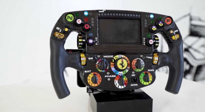 Află la ce îi folosesc toate aceste butoane de pe volan, unui pilot de Formula 1. Între timp, unii încă învață semnalizatoarele! - Photo