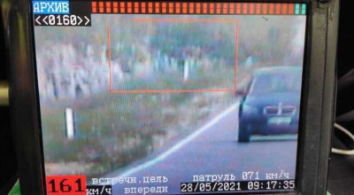 Șoferul unui BMW le-a propus polițiștilor 1.000 de lei pentru depășirea limitei de viteză și s-a ales cu dosar pentru corupere activă - Photo