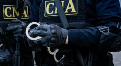 Doi polițiști au fost reținuți de CNA, după ce au primit 400 euro mită, pentru ajutorul în prefectarea permisului de conducere - Photo