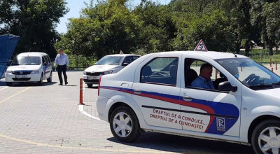 SIS a reținut 8 persoane care cereau până la 1.000 euro pentru a ajuta candidații la examenele de obținere a permisului de conducere - Photo