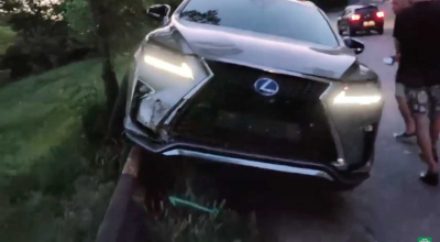 (VIDEO) Și-a lăsat Lexus-ul la o spălătorie auto, dar la găsit izbit într-un parapet de la Ciocana! - Photo