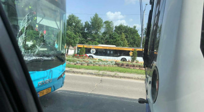 Accident în apropiere de viaduct! Un autobuz și un troleibuz s-au ciocnit violent, în zonă se formează ambuteiaj - Photo