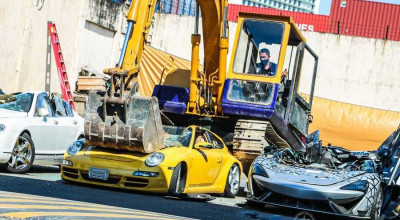 (VIDEO) Autoritățile din Filipine iarăși se dau în spectacol și mai distrug un lot de mașini de lux confiscate! - Photo