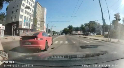 Vezi momentul în care un Porsche Panamera GTS iese pe contrasens îi smulge oglinda unui Golf și fuge de la locul accidentului - Photo