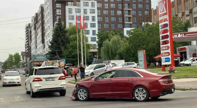 Află cât e de rezistent un Lincoln atunci când este tamponat de un Mercedes! - Photo