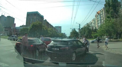 Zonă de anomalie! La aceeași intersecție de la Buiucani un Lexus mai strivește un pieton și pleacă mai departe - Photo