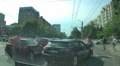 Poliția a identificat șoferul Lexus-ului, care era la un pas de a strivi un pieton. Acesta nu are permis de conducere! - Photo