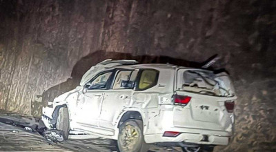 O platformă auto care transporta un lot de exemplare Land Cruiser 300, s-a inversat. Mașinile sunt daună totală - Photo