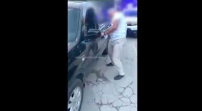 (VIDEO) Vezi momentul în care INSP reține un șofer beat care abia se ține pe picioare - Photo