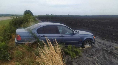 Șoferița unui BMW a pierdut controlul volanului și a derapat de pe carosabil! Trei pasageri au fost spitalizați - Photo