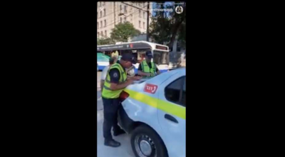 (VIDEO) Instalezi indicatorul ”Acces interzis”, împarți amenzi, scoți indicatorul! Acțiunile ciudate ale autorităților suprinse de cetățeni - Photo