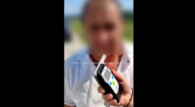(VIDEO) Ofițerii INSP au reținut un instructor auto ce se deplasa beat la volanul mașinii școlii unde activează - Photo