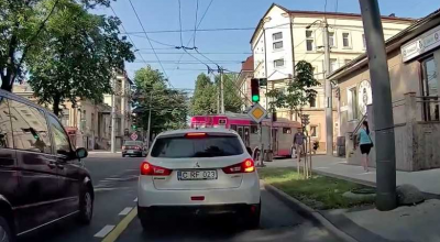(VIDEO) Vezi momentul în care un troleibuz lovește o tânără care traversa pe trotinetă trecerea de pietoni! - Photo