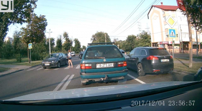 Neglijența șoferilor șochează! Un pieton la un pas de a fi călcat de două mașini consecutiv (VIDEO) - Photo