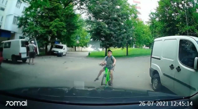 (VIDEO) Iată de ce e nevoie să adaptezi viteza atunci când circuli prin curțile blocului! - Photo