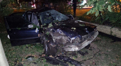 Accident produs în această noapte la Botanica! Un BMW Seria 7 s-a izbit cu viteză într-un gard - Photo