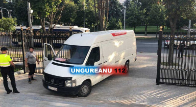Ar fi cea mai obraznică parcare de până acum! Șoferul unui microbuz a urcat pe scările Preşedinţiei - Photo